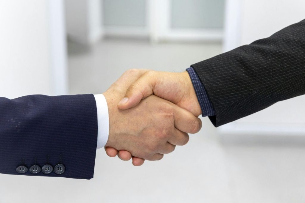 (This Image is showing two person cooperating)