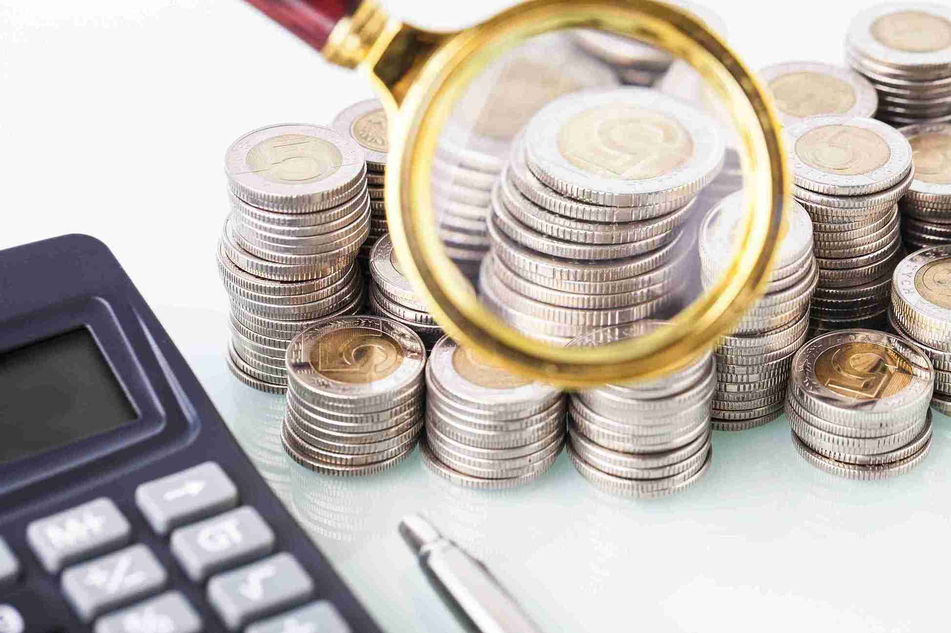 Image illustrating steps to invest in gold coins, featuring coins, charts, and investment tips.