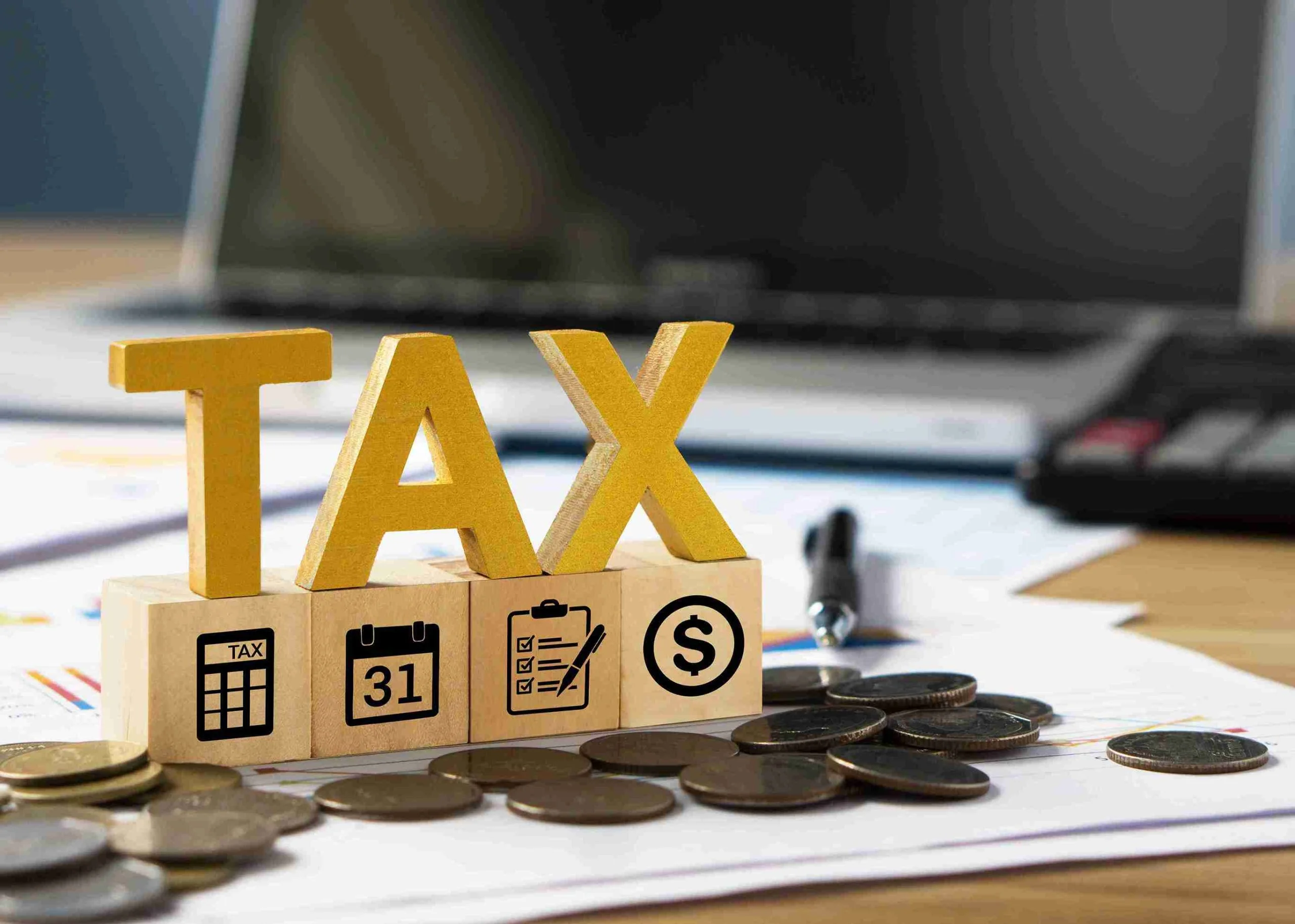 A graphic featuring tax filing tips for small businesses, highlighting key strategies and deadlines for efficient filing.